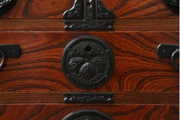 中古　美品　岩谷堂箪笥　菊幸作　小振りなサイズながら存在感を放つ上開き扉付き小箪笥(小物収納、卓上収納、引き出し)(R-069239)