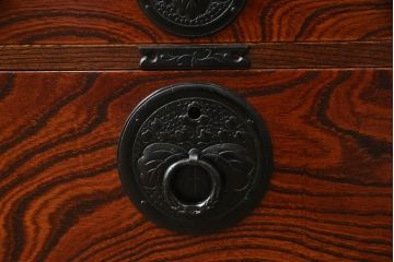 中古　美品　岩谷堂箪笥　菊幸作　小振りなサイズながら存在感を放つ上開き扉付き小箪笥(小物収納、卓上収納、引き出し)(R-069239)