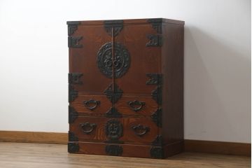 中古　岩谷堂箪笥　菊幸作　重厚感ある金具と美しい杢目が存在感を放つ観音扉付き和箪笥(衣装箪笥、収納タンス、整理たんす、チェスト、引き出し)(R-069240)