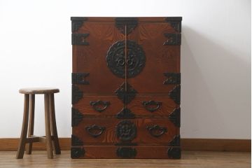 中古　岩谷堂箪笥　菊幸作　重厚感ある金具と美しい杢目が存在感を放つ観音扉付き和箪笥(衣装箪笥、収納タンス、整理たんす、チェスト、引き出し)(R-069240)