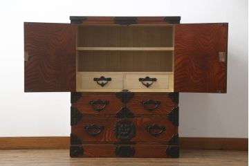 中古　岩谷堂箪笥　菊幸作　重厚感ある金具と美しい杢目が存在感を放つ観音扉付き和箪笥(衣装箪笥、収納タンス、整理たんす、チェスト、引き出し)(R-069240)