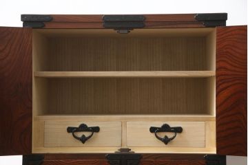 中古　岩谷堂箪笥　菊幸作　重厚感ある金具と美しい杢目が存在感を放つ観音扉付き和箪笥(衣装箪笥、収納タンス、整理たんす、チェスト、引き出し)(R-069240)