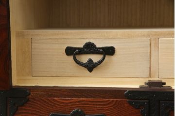 中古　岩谷堂箪笥　菊幸作　重厚感ある金具と美しい杢目が存在感を放つ観音扉付き和箪笥(衣装箪笥、収納タンス、整理たんす、チェスト、引き出し)(R-069240)