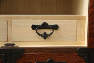 中古　岩谷堂箪笥　菊幸作　重厚感ある金具と美しい杢目が存在感を放つ観音扉付き和箪笥(衣装箪笥、収納タンス、整理たんす、チェスト、引き出し)(R-069240)