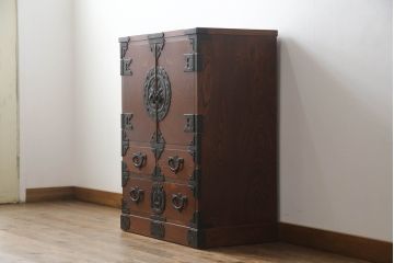 中古　岩谷堂箪笥　菊幸作　重厚感ある金具と美しい杢目が存在感を放つ観音扉付き和箪笥(衣装箪笥、収納タンス、整理たんす、チェスト、引き出し)(R-069240)