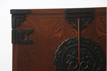 中古　岩谷堂箪笥　菊幸作　重厚感ある金具と美しい杢目が存在感を放つ観音扉付き和箪笥(衣装箪笥、収納タンス、整理たんす、チェスト、引き出し)(R-069240)