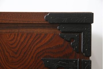 中古　岩谷堂箪笥　菊幸作　重厚感ある金具と美しい杢目が存在感を放つ観音扉付き和箪笥(衣装箪笥、収納タンス、整理たんす、チェスト、引き出し)(R-069240)