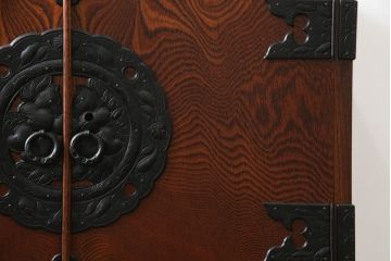 中古　岩谷堂箪笥　菊幸作　重厚感ある金具と美しい杢目が存在感を放つ観音扉付き和箪笥(衣装箪笥、収納タンス、整理たんす、チェスト、引き出し)(R-069240)