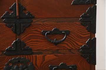 中古　岩谷堂箪笥　菊幸作　重厚感ある金具と美しい杢目が存在感を放つ観音扉付き和箪笥(衣装箪笥、収納タンス、整理たんす、チェスト、引き出し)(R-069240)