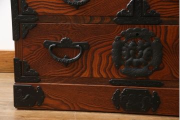 中古　岩谷堂箪笥　菊幸作　重厚感ある金具と美しい杢目が存在感を放つ観音扉付き和箪笥(衣装箪笥、収納タンス、整理たんす、チェスト、引き出し)(R-069240)