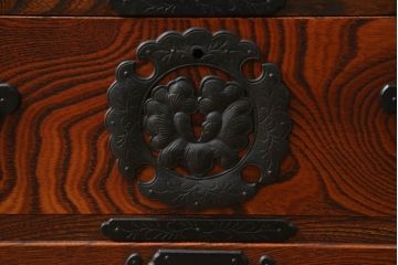 中古　岩谷堂箪笥　菊幸作　重厚感ある金具と美しい杢目が存在感を放つ観音扉付き和箪笥(衣装箪笥、収納タンス、整理たんす、チェスト、引き出し)(R-069240)