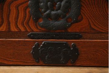 中古　岩谷堂箪笥　菊幸作　重厚感ある金具と美しい杢目が存在感を放つ観音扉付き和箪笥(衣装箪笥、収納タンス、整理たんす、チェスト、引き出し)(R-069240)