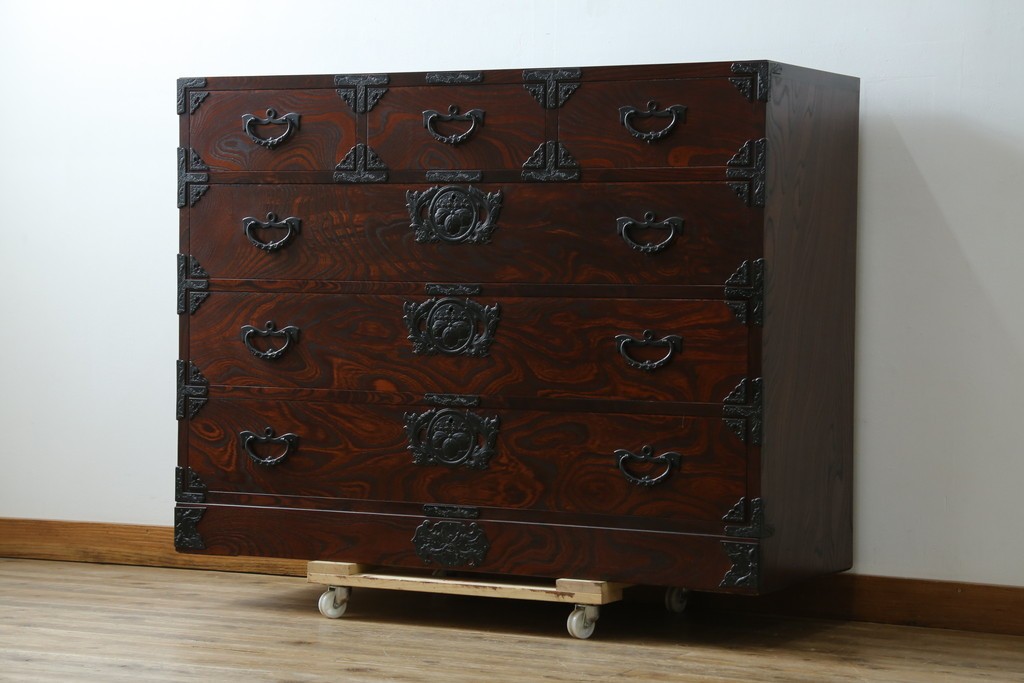 中古　岩谷堂箪笥　力強い杢目と重厚感ある金具が魅力の和箪笥　(R-069241)