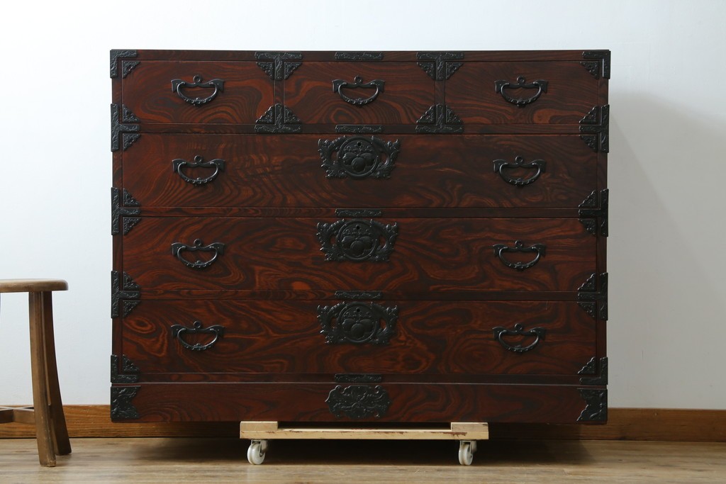 中古　岩谷堂箪笥　力強い杢目と重厚感ある金具が魅力の和箪笥　(R-069241)