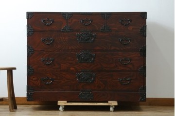 中古　岩谷堂箪笥　力強い杢目と重厚感ある金具が魅力の和箪笥　(R-069241)