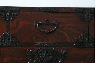 中古　岩谷堂箪笥　力強い杢目と重厚感ある金具が魅力の和箪笥　(R-069241)