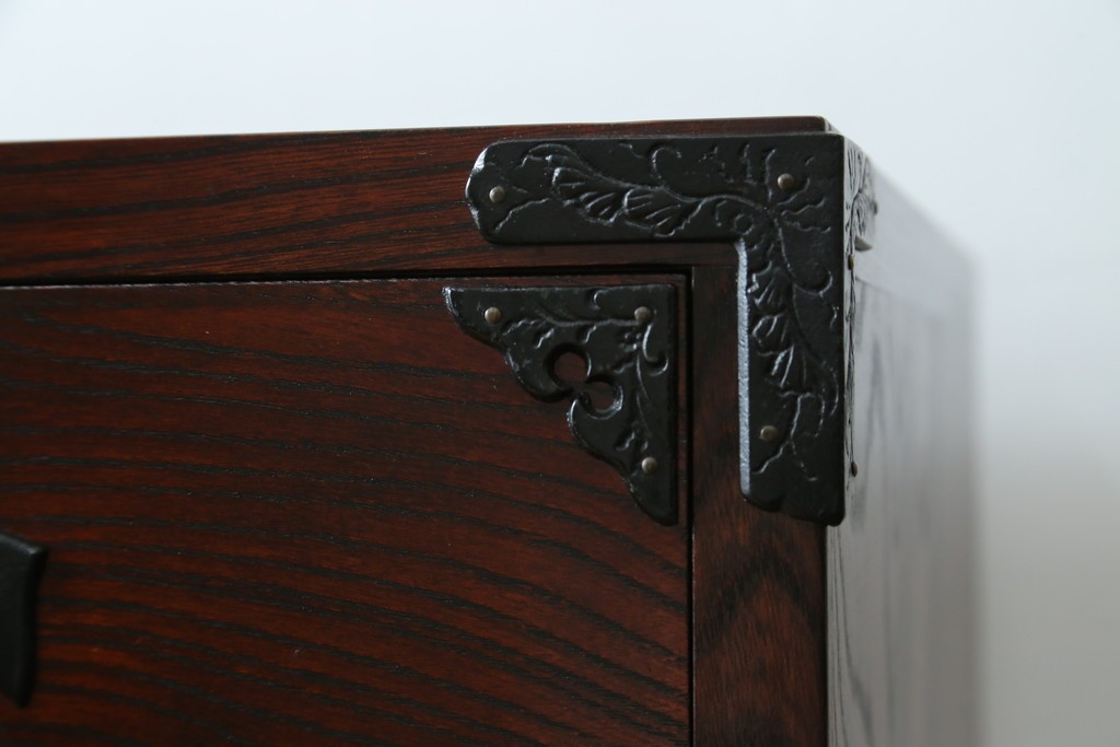 中古　岩谷堂箪笥　力強い杢目と重厚感ある金具が魅力の和箪笥　(R-069241)