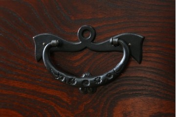 中古　岩谷堂箪笥　力強い杢目と重厚感ある金具が魅力の和箪笥　(R-069241)