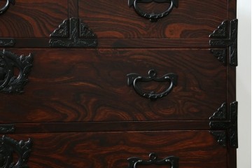 中古　岩谷堂箪笥　力強い杢目と重厚感ある金具が魅力の和箪笥　(R-069241)