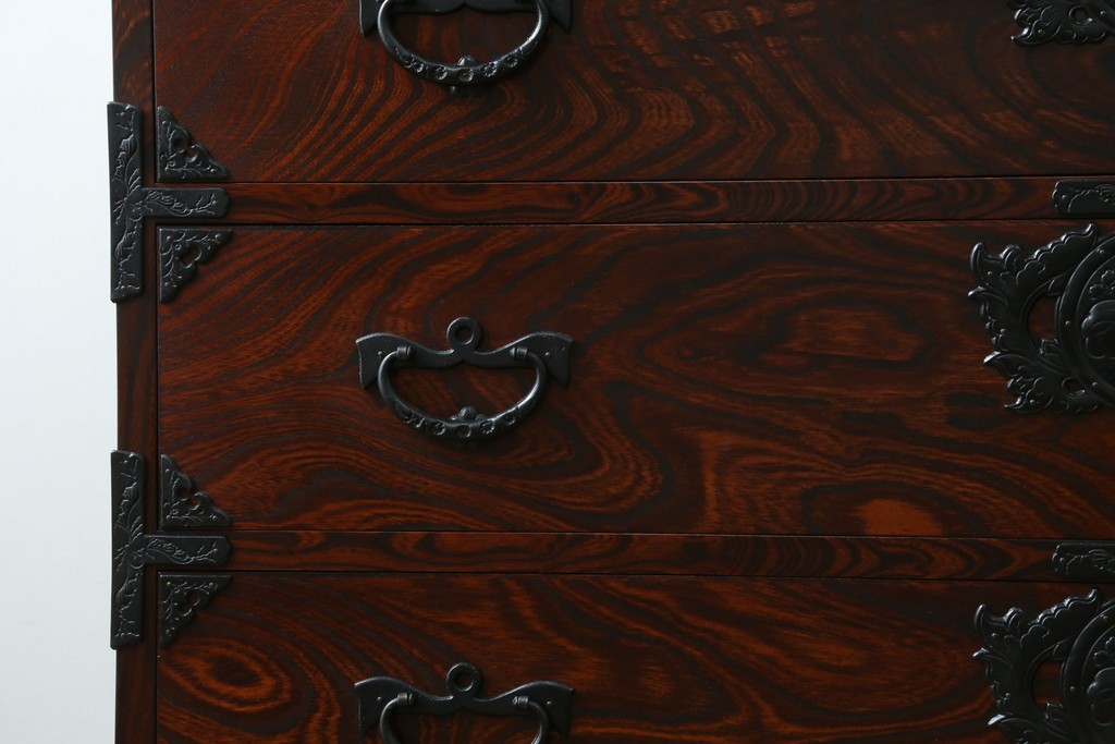 中古　岩谷堂箪笥　力強い杢目と重厚感ある金具が魅力の和箪笥　(R-069241)