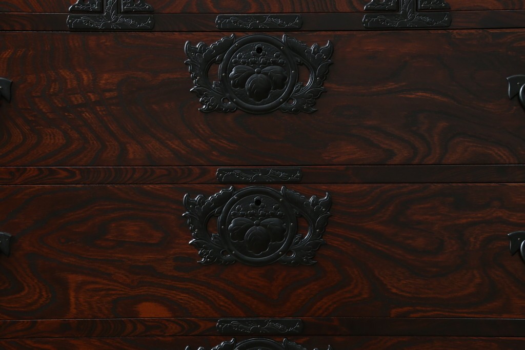 中古　岩谷堂箪笥　力強い杢目と重厚感ある金具が魅力の和箪笥　(R-069241)