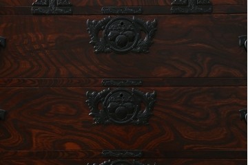 中古　岩谷堂箪笥　力強い杢目と重厚感ある金具が魅力の和箪笥　(R-069241)