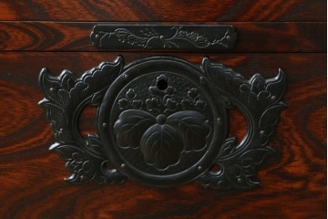 中古　岩谷堂箪笥　力強い杢目と重厚感ある金具が魅力の和箪笥　(R-069241)