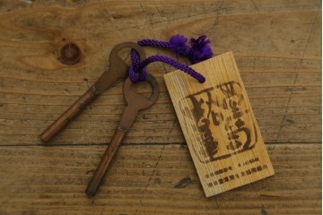 中古　岩谷堂箪笥　力強い杢目と重厚感ある金具が魅力の和箪笥　(R-069241)