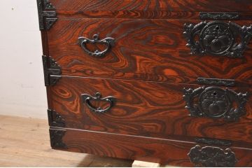 中古　岩谷堂箪笥　力強い杢目と重厚感ある金具が魅力の和箪笥(整理箪笥、衣装タンス、収納たんす、引き出し、サイドボード、サイドチェスト)(R-069241)