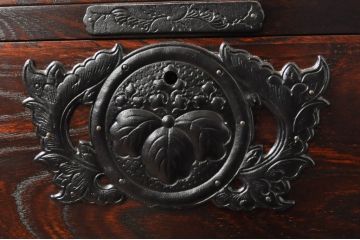 中古　岩谷堂箪笥　力強い杢目と重厚感ある金具が魅力の和箪笥(整理箪笥、衣装タンス、収納たんす、引き出し、サイドボード、サイドチェスト)(R-069241)