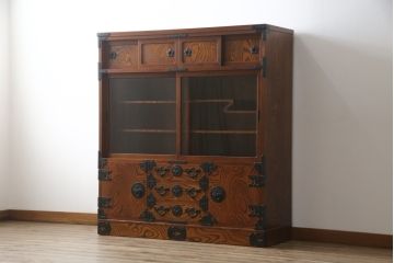中古　岩谷堂箪笥　菊幸　力強い木目と重厚感ある金具が目を惹く茶箪笥(違い棚、食器棚、飾り棚、茶棚、収納棚、戸棚、キャビネット)(R-069242)