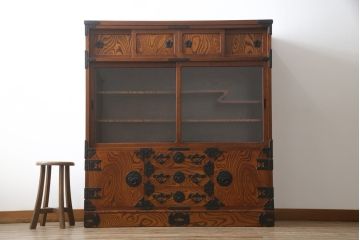 中古　岩谷堂箪笥　菊幸　力強い木目と重厚感ある金具が目を惹く茶箪笥(違い棚、食器棚、飾り棚、茶棚、収納棚、戸棚、キャビネット)(R-069242)