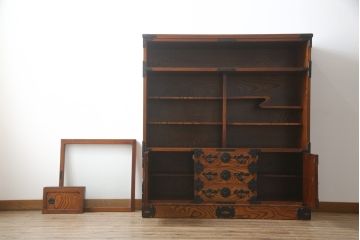 中古　岩谷堂箪笥　菊幸　力強い木目と重厚感ある金具が目を惹く茶箪笥(違い棚、食器棚、飾り棚、茶棚、収納棚、戸棚、キャビネット)(R-069242)