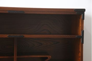 中古　岩谷堂箪笥　菊幸　力強い木目と重厚感ある金具が目を惹く茶箪笥(違い棚、食器棚、飾り棚、茶棚、収納棚、戸棚、キャビネット)(R-069242)