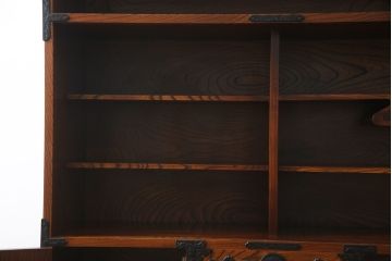 中古　岩谷堂箪笥　菊幸　力強い木目と重厚感ある金具が目を惹く茶箪笥(違い棚、食器棚、飾り棚、茶棚、収納棚、戸棚、キャビネット)(R-069242)