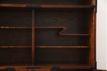 中古　岩谷堂箪笥　菊幸　力強い木目と重厚感ある金具が目を惹く茶箪笥(違い棚、食器棚、飾り棚、茶棚、収納棚、戸棚、キャビネット)(R-069242)