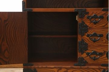 中古　岩谷堂箪笥　菊幸　力強い木目と重厚感ある金具が目を惹く茶箪笥(違い棚、食器棚、飾り棚、茶棚、収納棚、戸棚、キャビネット)(R-069242)