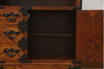 中古　岩谷堂箪笥　菊幸　力強い木目と重厚感ある金具が目を惹く茶箪笥(違い棚、食器棚、飾り棚、茶棚、収納棚、戸棚、キャビネット)(R-069242)