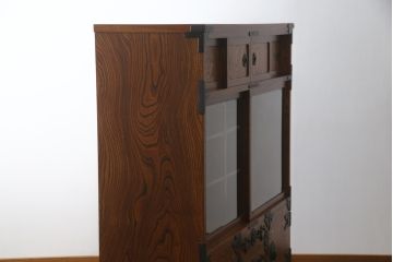 中古　岩谷堂箪笥　菊幸　力強い木目と重厚感ある金具が目を惹く茶箪笥(違い棚、食器棚、飾り棚、茶棚、収納棚、戸棚、キャビネット)(R-069242)