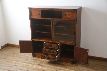 中古　岩谷堂箪笥　菊幸　力強い木目と重厚感ある金具が目を惹く茶箪笥(違い棚、食器棚、飾り棚、茶棚、収納棚、戸棚、キャビネット)(R-069242)