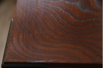 中古　岩谷堂箪笥　菊幸　力強い木目と重厚感ある金具が目を惹く茶箪笥(違い棚、食器棚、飾り棚、茶棚、収納棚、戸棚、キャビネット)(R-069242)