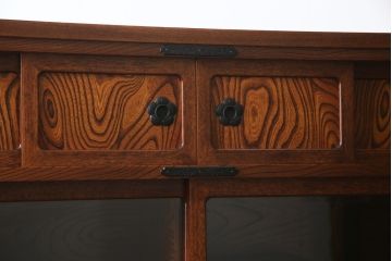 中古　岩谷堂箪笥　菊幸　力強い木目と重厚感ある金具が目を惹く茶箪笥(違い棚、食器棚、飾り棚、茶棚、収納棚、戸棚、キャビネット)(R-069242)