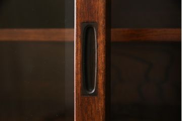 中古　岩谷堂箪笥　菊幸　力強い木目と重厚感ある金具が目を惹く茶箪笥(違い棚、食器棚、飾り棚、茶棚、収納棚、戸棚、キャビネット)(R-069242)