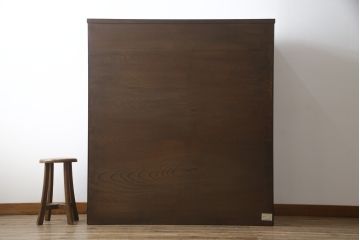 中古　岩谷堂箪笥　菊幸　力強い木目と重厚感ある金具が目を惹く茶箪笥(違い棚、食器棚、飾り棚、茶棚、収納棚、戸棚、キャビネット)(R-069242)