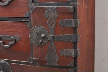 和製アンティーク　引手金具が存在感のある小振りサイズの会津箪笥(時代箪笥、収納箪笥、和タンス、チェスト、引き出し)(R-069243)