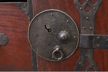 和製アンティーク　引手金具が存在感のある小振りサイズの会津箪笥(時代箪笥、収納箪笥、和タンス、チェスト、引き出し)(R-069243)