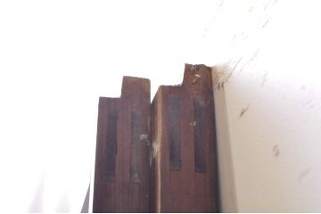 アンティーク建具　上手物!!レトロな空間作りにおすすめな腰板タモ材の幅狭モールガラス戸2枚セット(引き戸、板戸、ガラス帯戸)(R-069255)