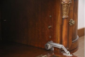 中古　希少な絶版品　MAITLAND SMITH(メートランドスミス)　味わい深い杢目と艶のある木肌が美しいテレビ台(テレビボード、ローボード、サイドボード、サイドキャビネット、収納棚、戸棚)(R-069269)