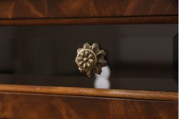 中古　希少な絶版品　MAITLAND SMITH(メートランドスミス)　味わい深い杢目と艶のある木肌が美しいテレビ台(テレビボード、ローボード、サイドボード、サイドキャビネット、収納棚、戸棚)(R-069269)