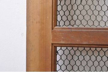 アンティーク建具　ヒノキ材　和モダンな雰囲気を醸し出す升目(マス目)格子蔵戸1枚(きつね格子、狐格子、引き戸、玄関戸)(R-069277)